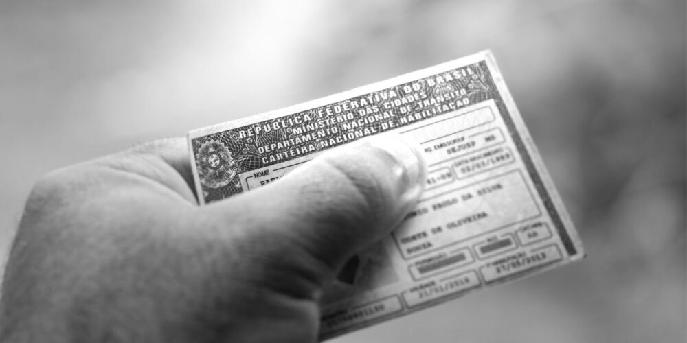Fernanda Reis dá entrevista à CBN Maringá sobre o CPF como documento único de identificação no Brasil.